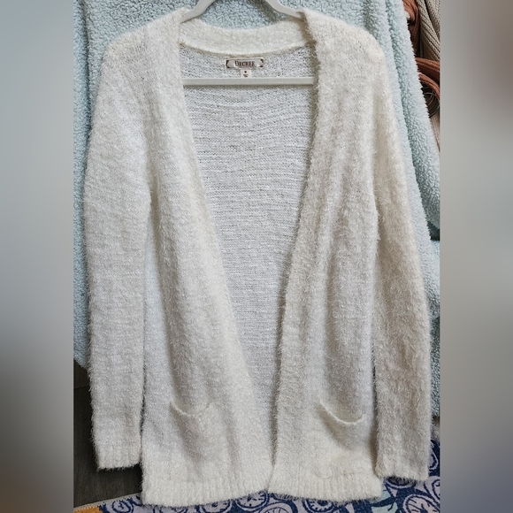 White fuzzy cardigan with front pockets. Open front - Picture 2 of 4